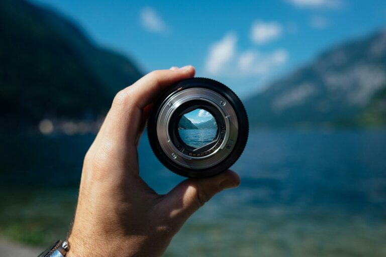 Cameralens in de hand voor een bergmeer