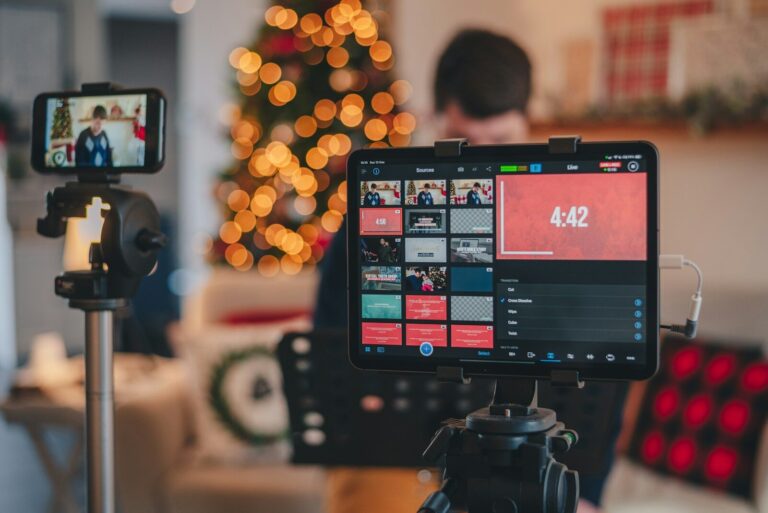 Smartphone op statief die een video opneemt