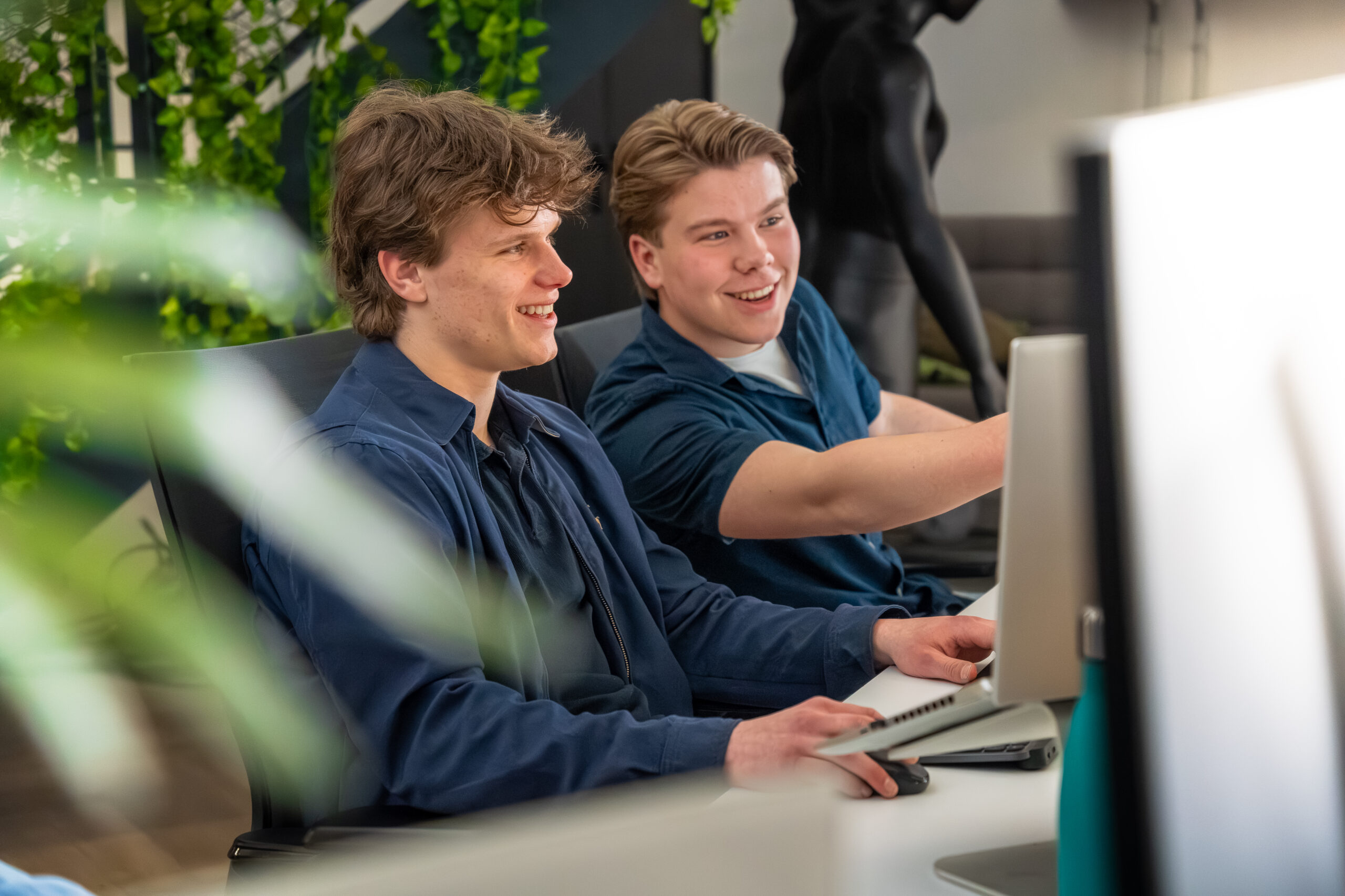 Team van Hubble Media aan het werk achter de computer
