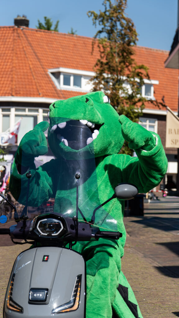 Mascotte op een scooter bij Bert's Jr. Tweewielers