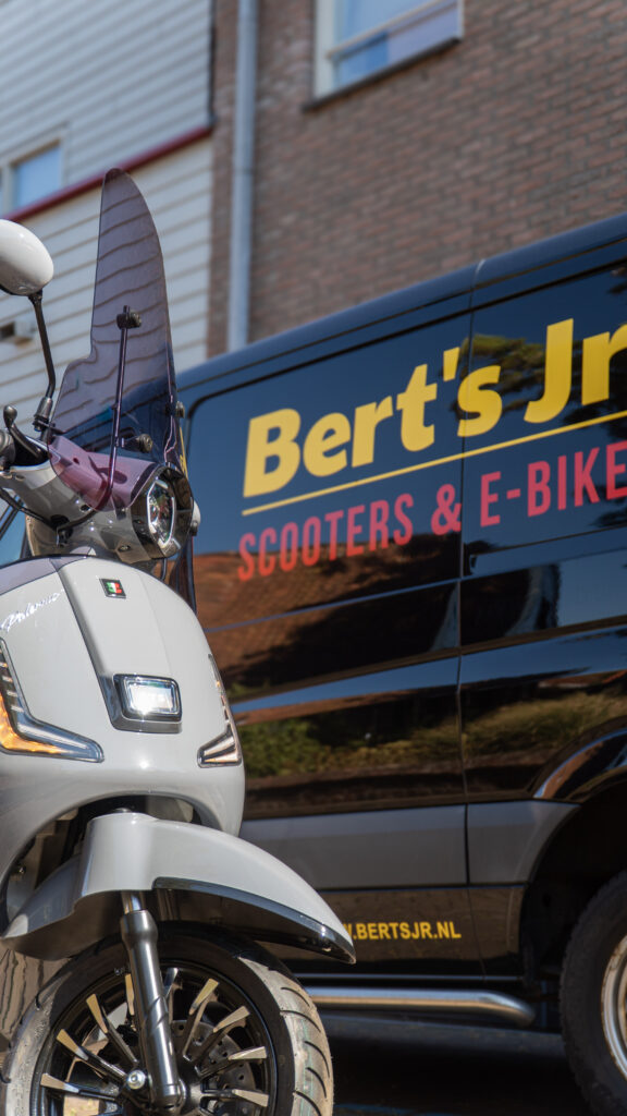 Scooter voor de winkel van Bert's Jr. Tweewielers