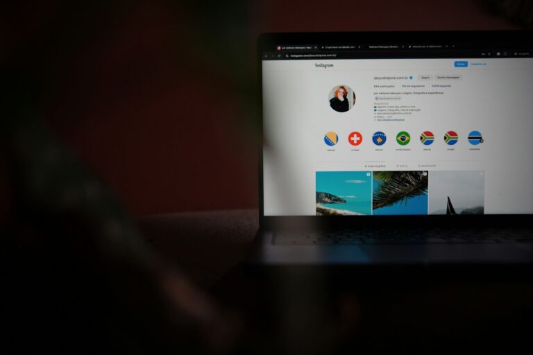 Laptop met een social media profiel
