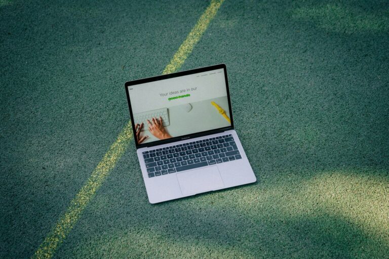 Laptop op het gras met een website op het scherm