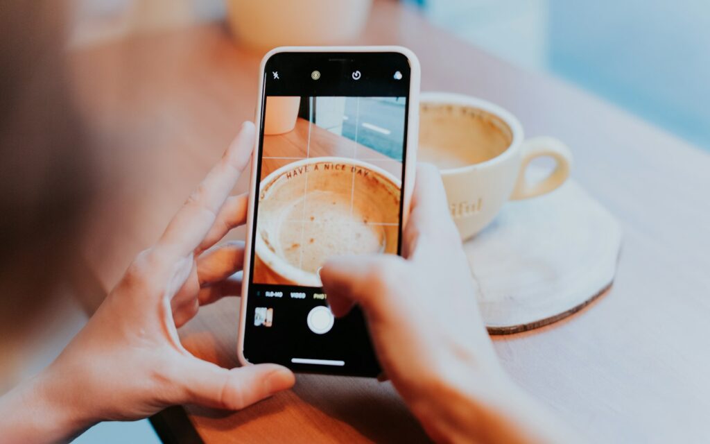 Ondernemer maakt een foto van koffie voor social media