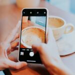 Ondernemer maakt een foto van koffie voor social media