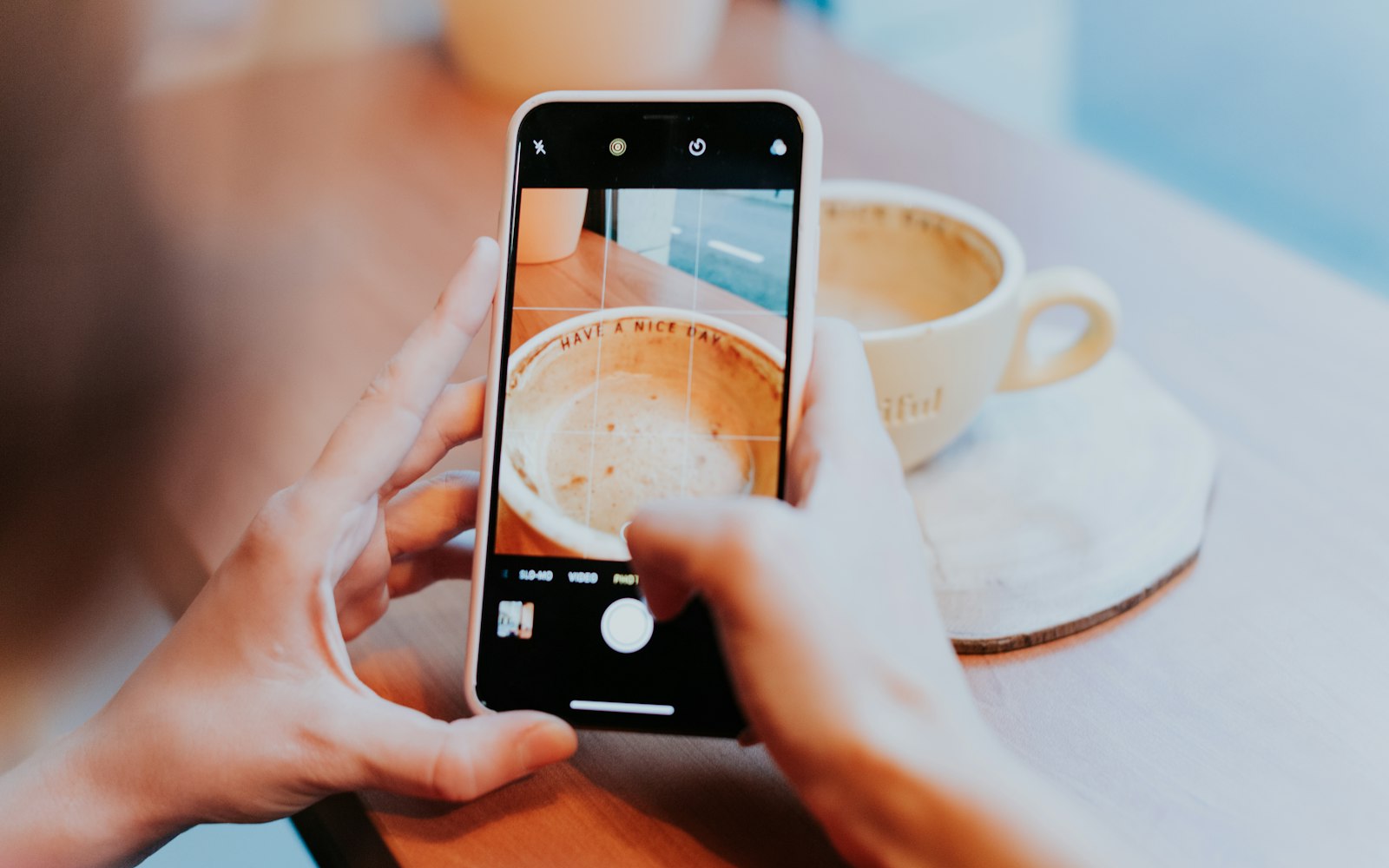 Ondernemer maakt een foto van koffie voor social media