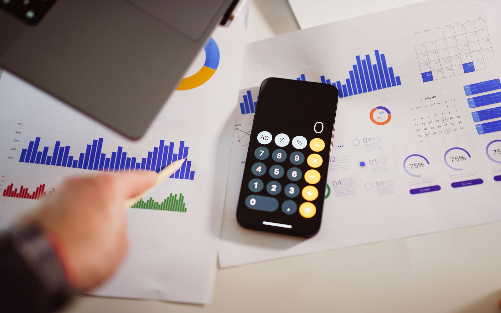 Rekenmachine op smartphone naast marketingcijfers