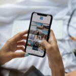 Smartphone met social media feed in handen