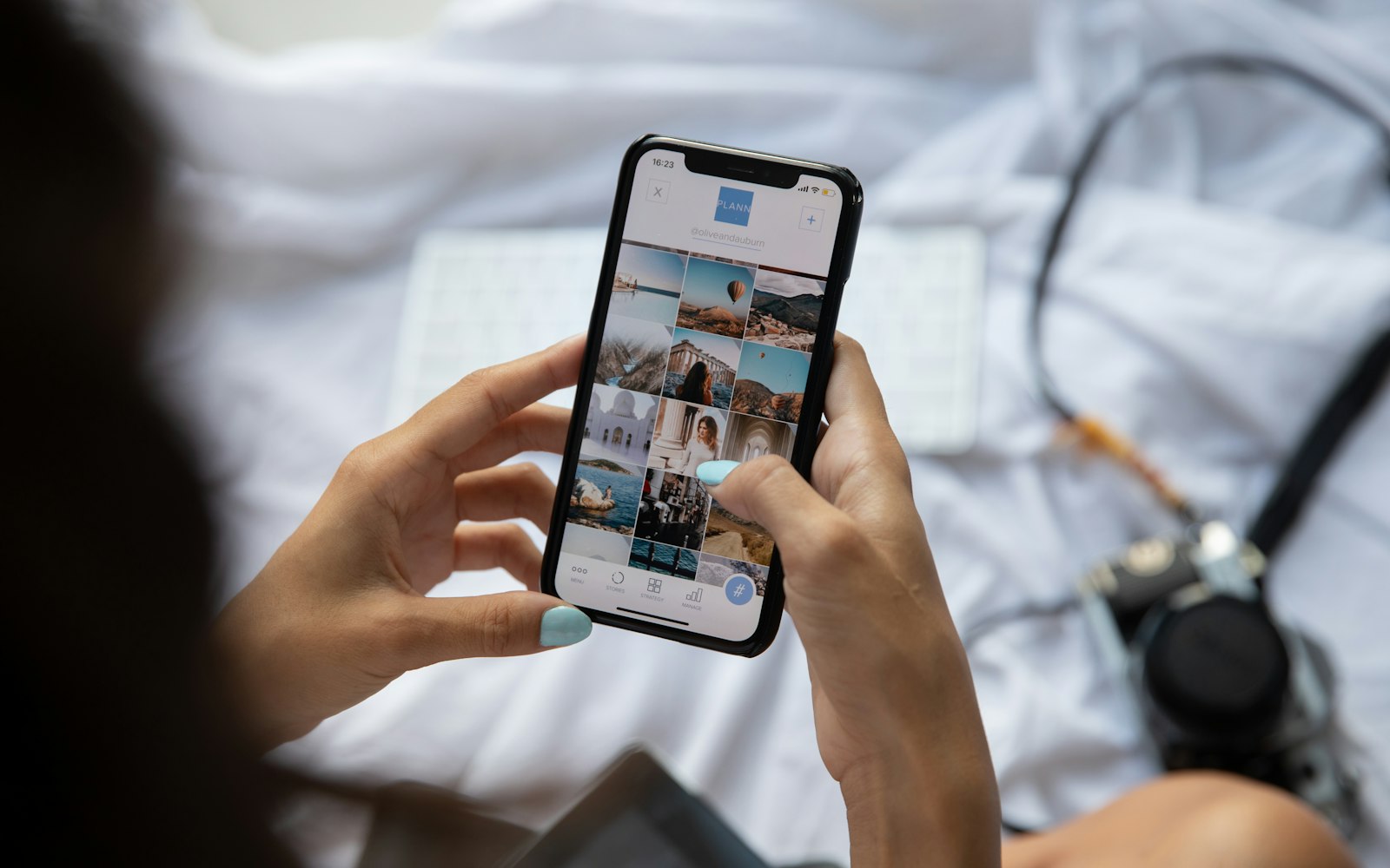Smartphone met social media feed in handen