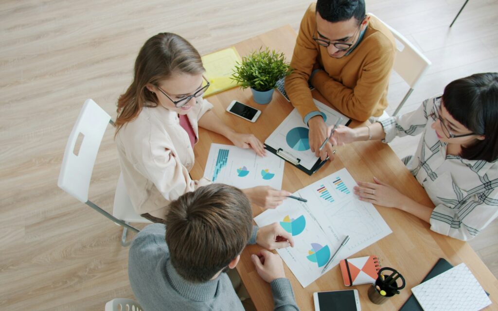 Team bespreekt de resultaten van social media campagnes aan de hand van grafieken
