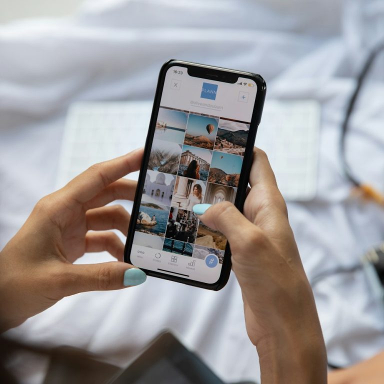 Smartphone met social media feed in handen