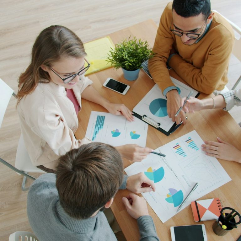 Team bespreekt de resultaten van social media campagnes aan de hand van grafieken